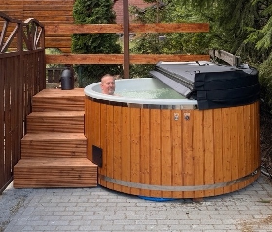 Drewniana balia z aero masażem zdjęcie od przodu